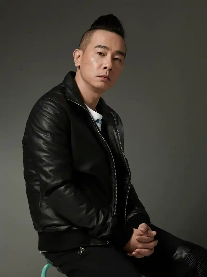 他是山鸡,是应采儿的老公和jasper的爸爸,更是陈小春