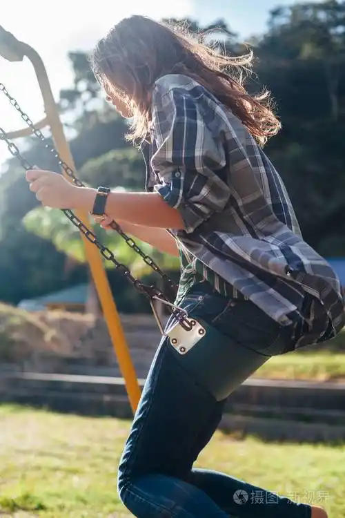 赤脚的年轻女子摆动