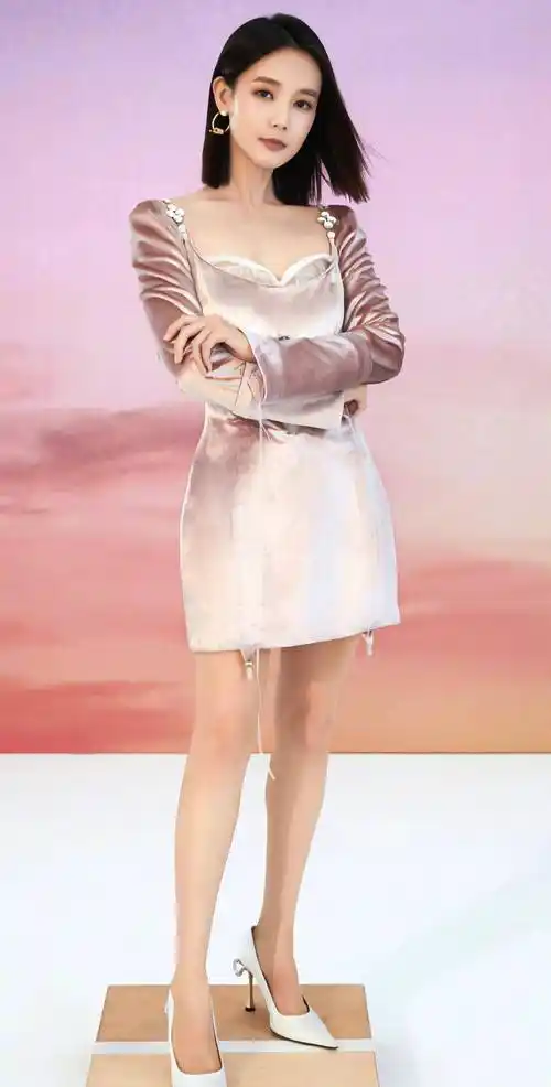 李一桐,1990年出生于中国山东省,身高164厘米,体重42公斤.