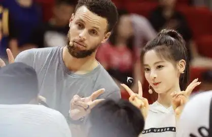 天王嫂昆凌也追星穿球衣与库里合照小5岁杨超越运动装更清纯