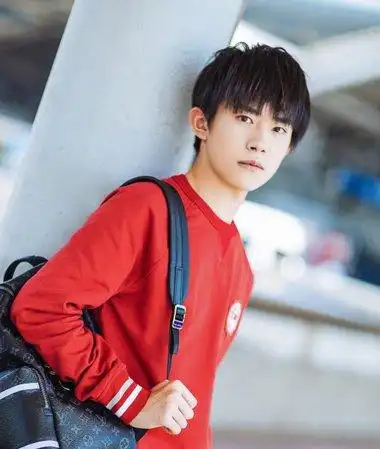 "小王子"易烊千玺开启丹麦之旅 易烊千玺青少年短发发型清新阳光