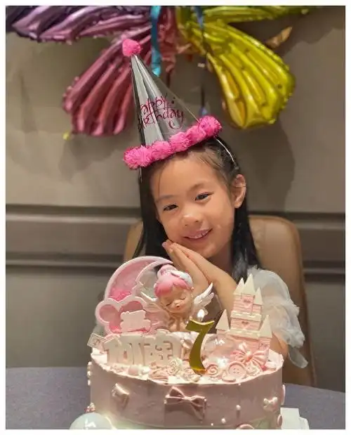 11日晚,演员陶昕然与老公何建泽先后发文为爱女何陶庆祝7岁生日,而