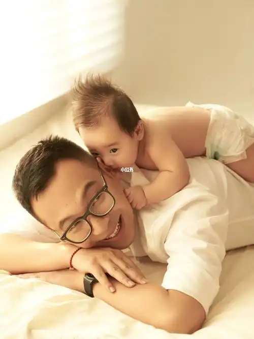 颜值爆棚的奶粉宝宝75爸爸超像朱亚文