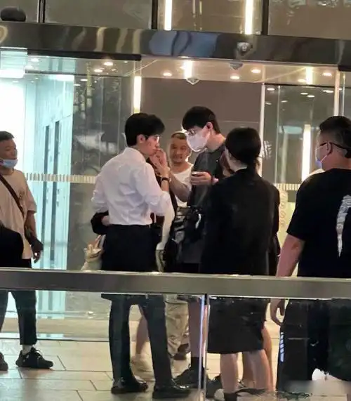 胡先煦的身高有误解,增高鞋垫穿的,脚后跟都出来了.纯纯大书背