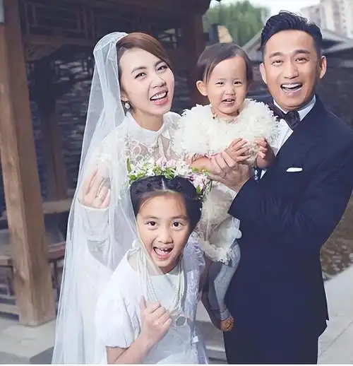 黄磊老婆孙莉,最好的年纪嫁给黄磊,十年生三娃,一家五口真甜蜜 第2张