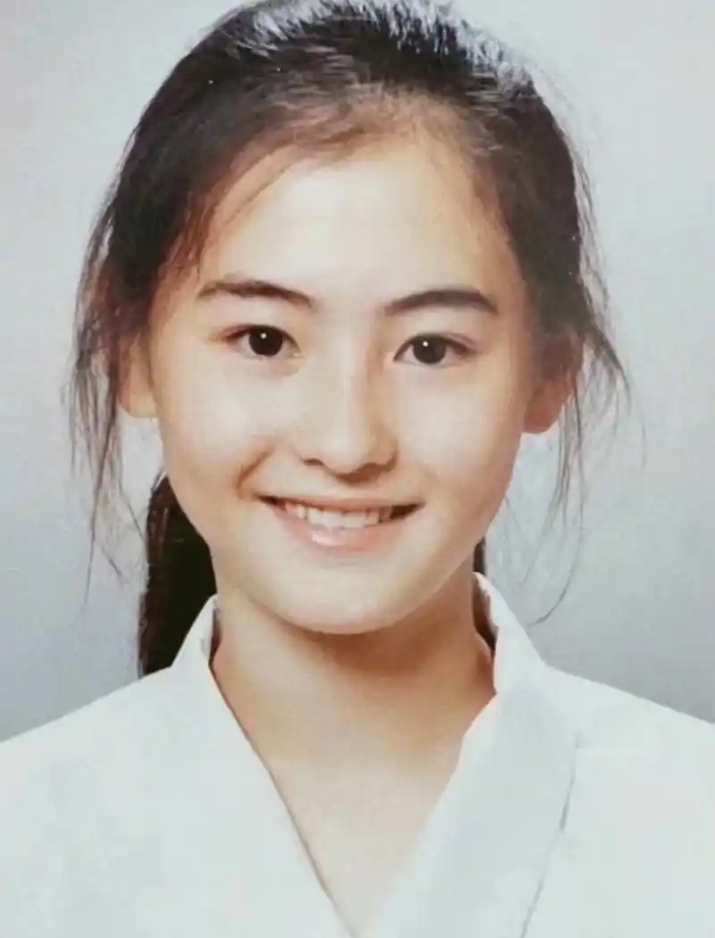 张柏芝早期照片,真是从小美到大的啊,特别是第三张,邻家大女孩的感觉