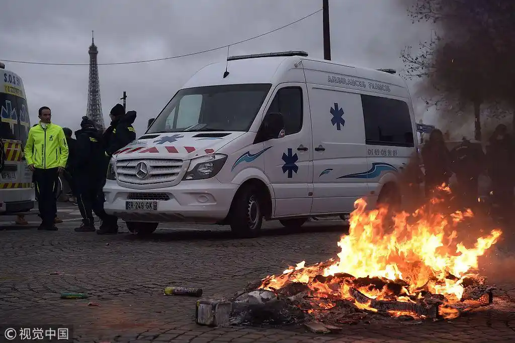 不去救人却来添堵?法国救护车司机纵火抗议