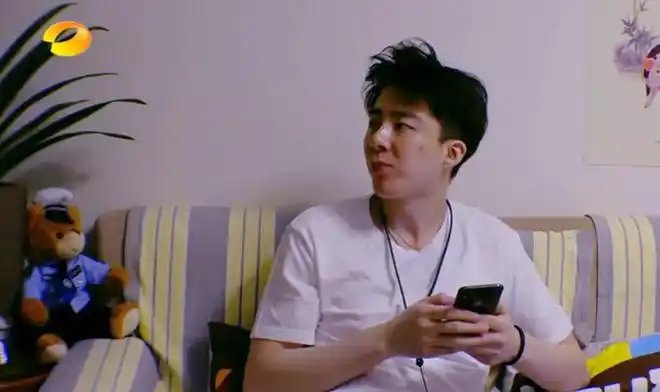 刘宇宁节目中卸妆无滤镜下真实容貌曝光痘痘明显顿时苍老了