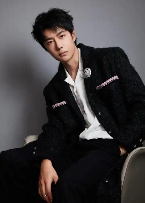 这个坐着的男孩叫2024微博电影之夜「年度突破电影人」@uniq-王一博!