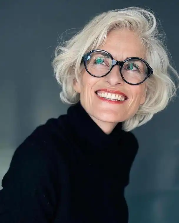 优雅到老的女人:白发不染带点卷,妆容精致又得体,气质很高级