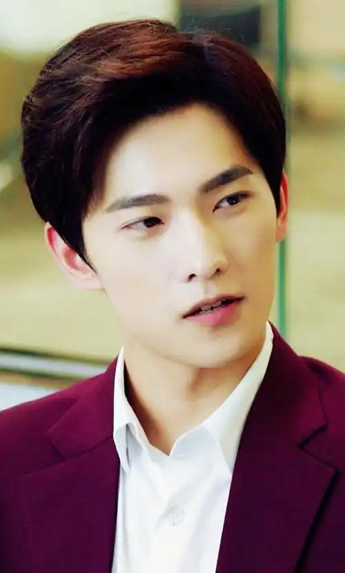 不得不说杨洋的颜值简直就是众多小说男主的标准脸型啊!