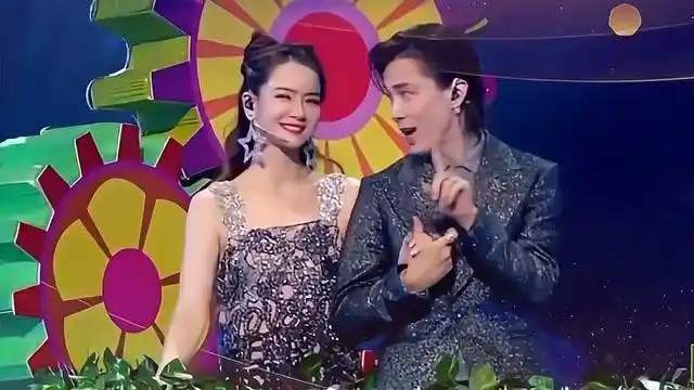 李承铉戚薇甜蜜对唱《lucky lucky》,嗓音酥甜!