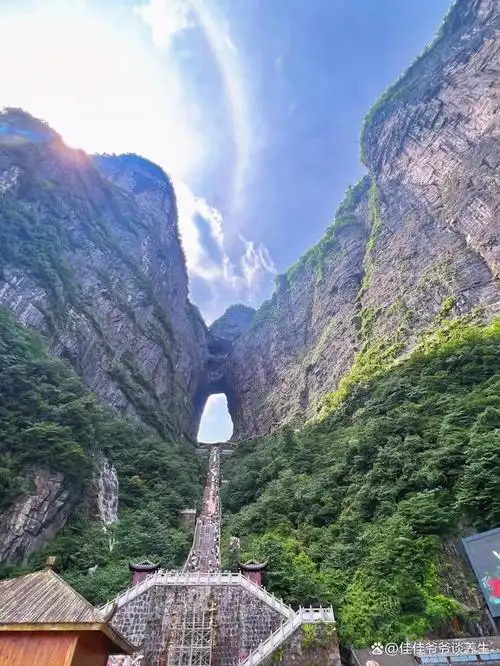 天门山是张家界海拔最高的山,因自然景观天门洞而得名.