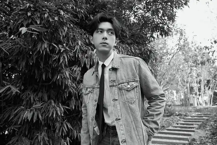 李现发博:牛仔很忙;附工作室高清无水印帅图