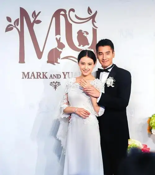 高圆圆勾着老公脖子隔口罩与赵又廷亲吻身旁女儿见惯了很淡定