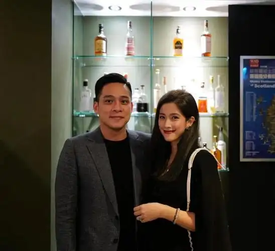 丈夫李岳樺(左)是台湾博恩妍诊所的整形科医生.