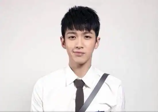 柯震东的这个发型叫什么,要剪的话怎么和理发师说