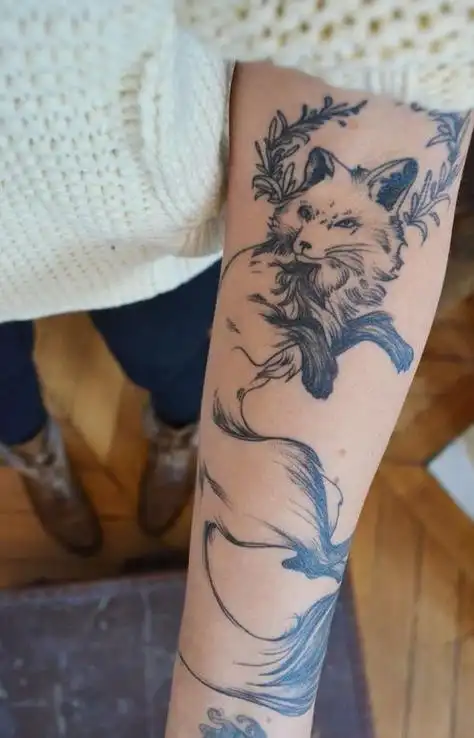 女生手臂狐狸纹身