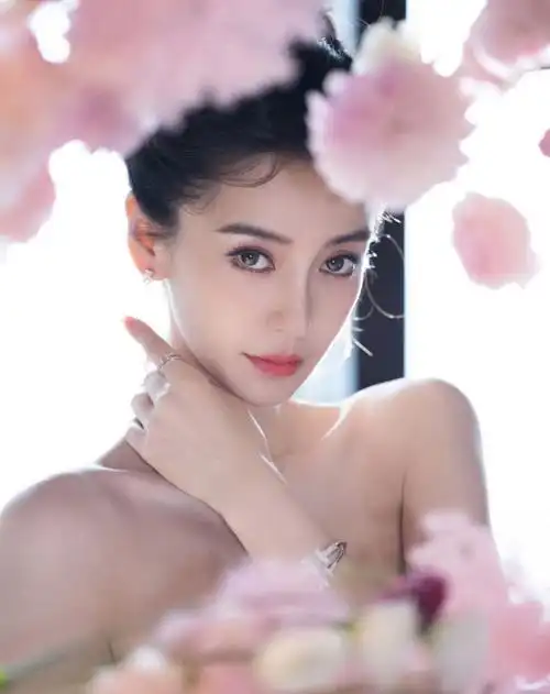 杨颖番位风波后首现身,一身粉裙状态佳,深鞠躬哽咽感谢粉丝支持_腾讯