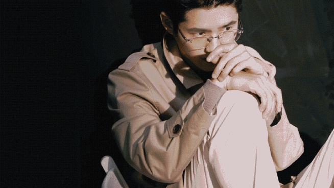 *刘昊然 是禁欲系六元,戴着眼镜,手拿铅笔的造型扑面而来的禁欲气息