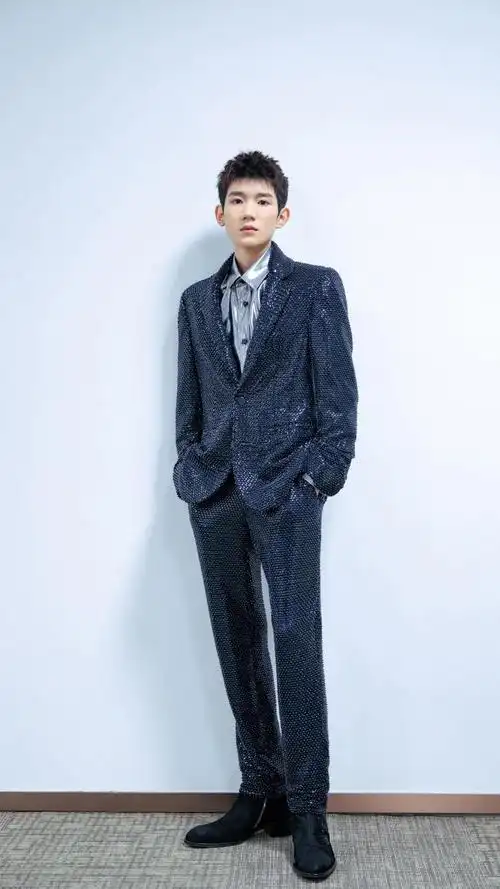 小鲜肉王源酷帅写真