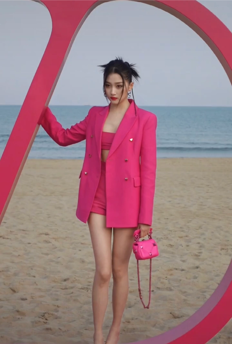 关晓彤穿粉色衣服海边快乐度假,大长腿十分吸引人
