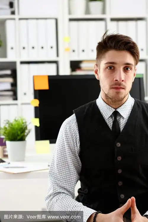 西装革履,面带微笑的帅哥站在办公室里