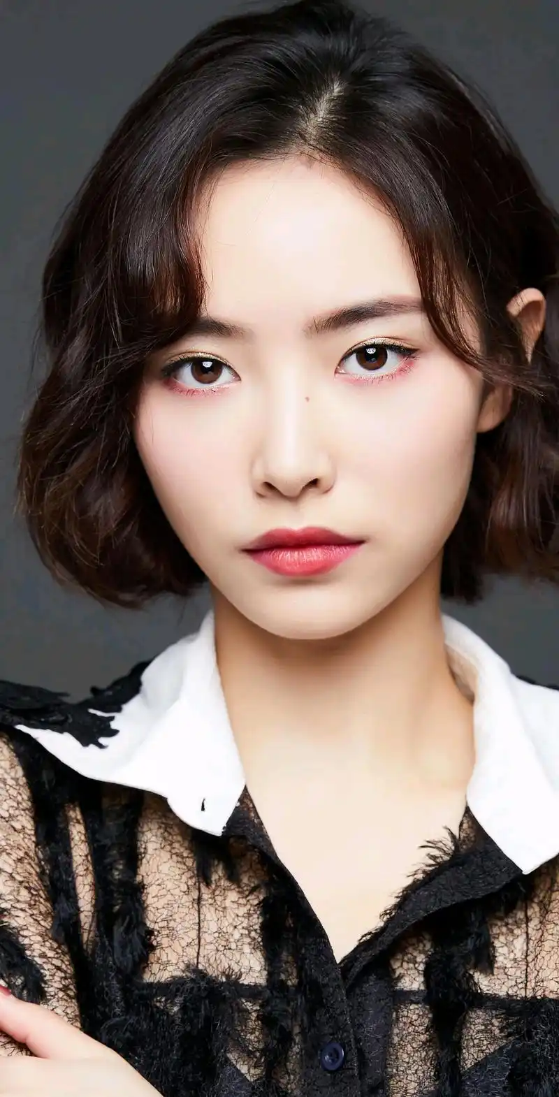 许佳琪雪肤玉貌,俏丽多姿,美得让人惊叹