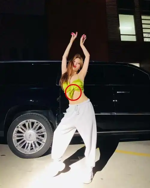 看她表演时上衣蝴蝶结散开,网友:血压瞬间爆表__凤凰网