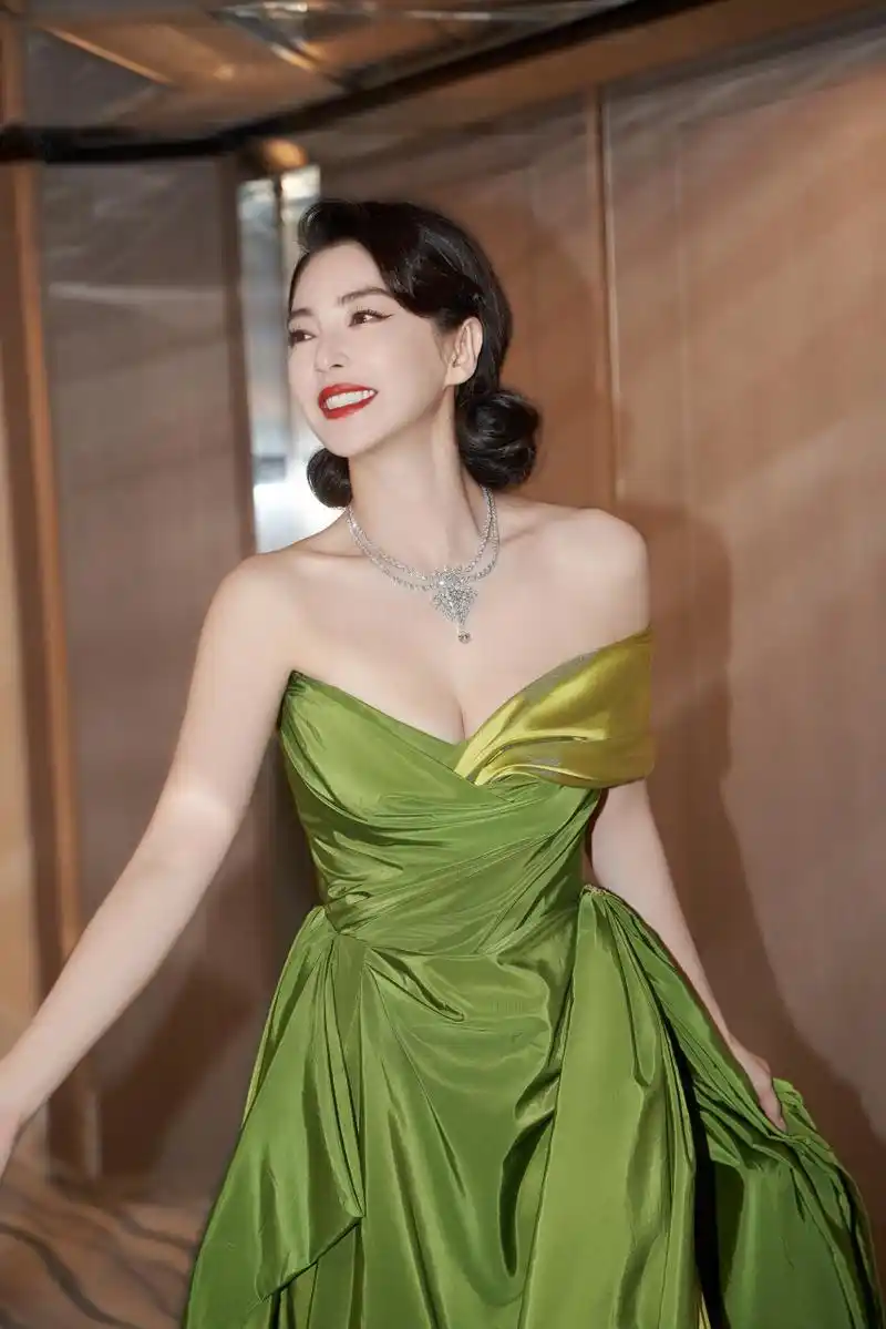 @张雨绮 @张雨绮 受邀出席国际电影节中国青年电影之夜.优雅再现绿裙