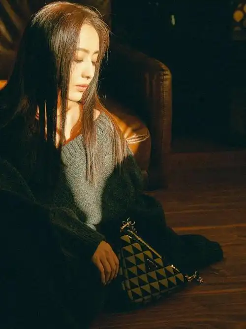 佟丽娅穿毛衣慵懒随性披长发秀精致侧颜