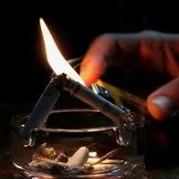 一支烟燃烧唯美图片 燃烧中的香烟唯美图_微信头像图片大全