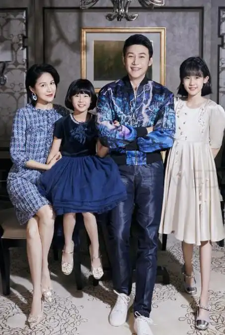 陆毅鲍蕾一家四口农场采摘,穿情侣装秀幸福,两女儿身高优越抢镜