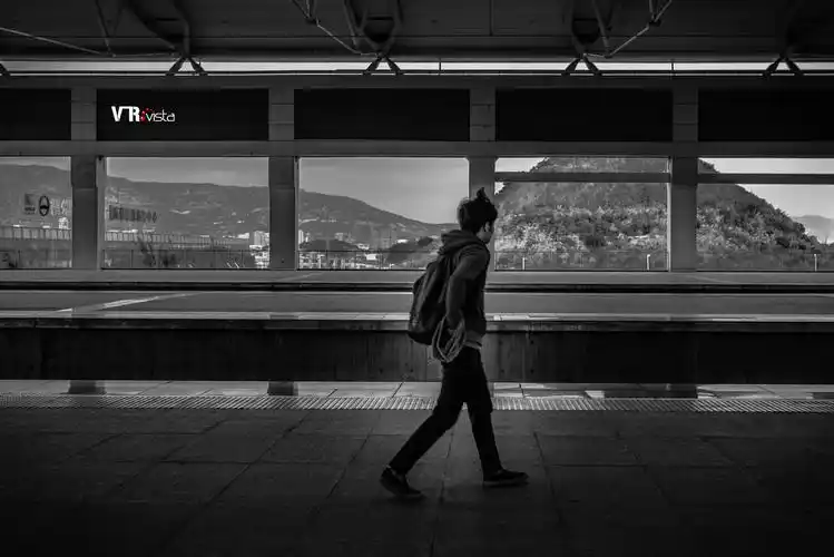 下一张 走过站台风景展览的人:车站站台的背后就是一片山水画,匆匆的