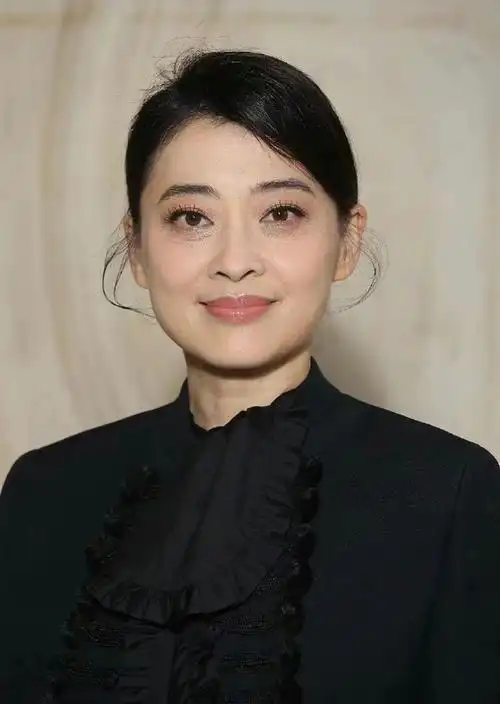 梅婷妆花的太严重在国际时装周上打扮也保守女儿黑眼圈太抢镜