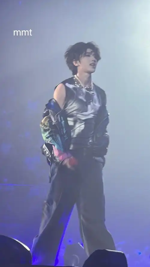 起猛了看到胸肌了  @蔡徐坤        91/@猪咪牌宽粉-i背头版