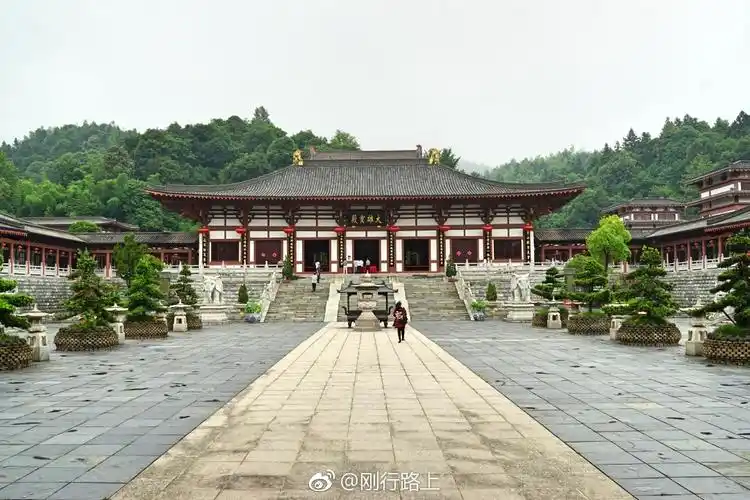 远远望去宜黄曹山寺卧居于山岚深处