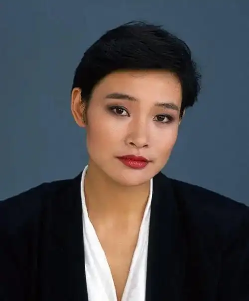 怀孕后抛弃双胞胎养女,被骂狠心!如今要强捧亲生女儿进娱乐圈?