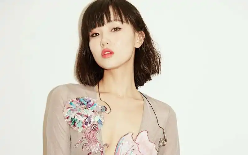 黄龄赤脚演唱王妃