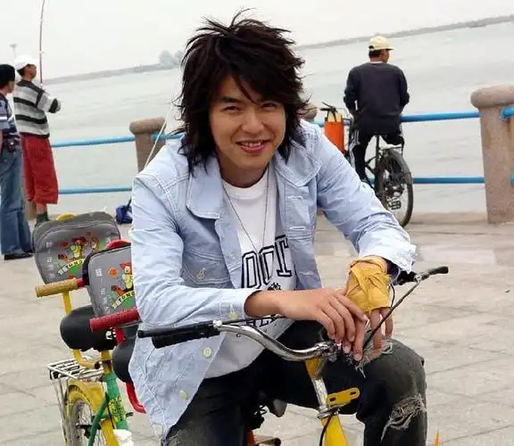 李威经纪公司经纪人晓曼13668955667