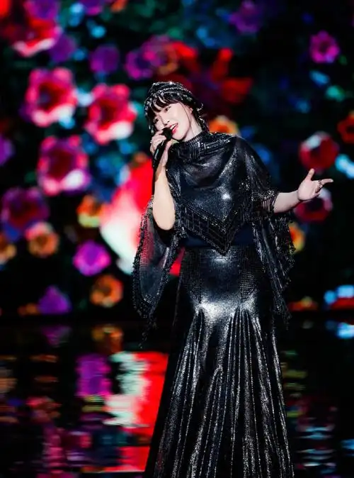 好事将近?谭维维穿长裙肚子明显微凸疑怀孕