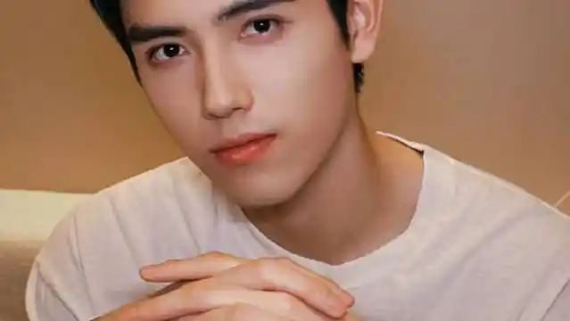 真帅哥大背头,陈飞宇比耶自拍,没有刘海遮挡的脸太帅太精致了