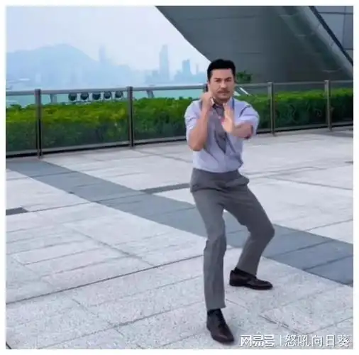 吕良伟近照引热议本是可领退休金的大爷年龄身材气质却如29岁