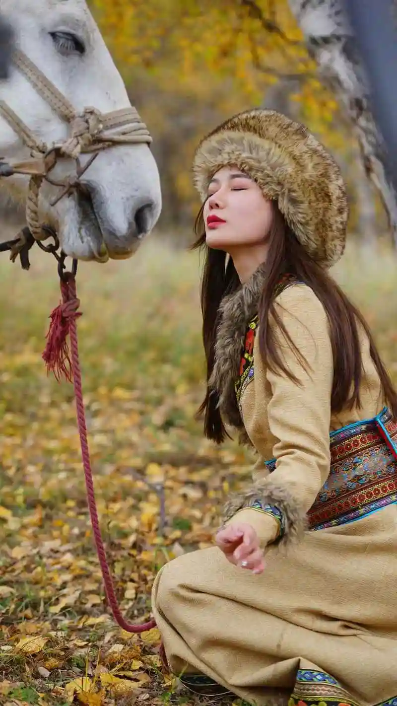 青春靓丽,身穿端庄美丽蒙古服女孩,白马相伴,畅游山水