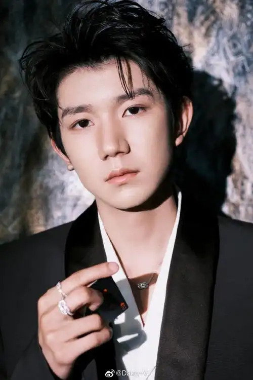 v-style##王源无袖白衬衫