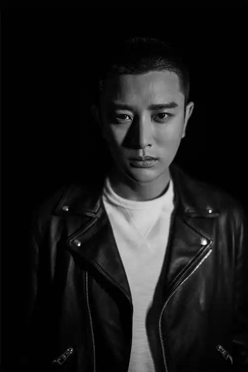 贾乃亮圆寸写真曝光,硬汉魅力直击人心