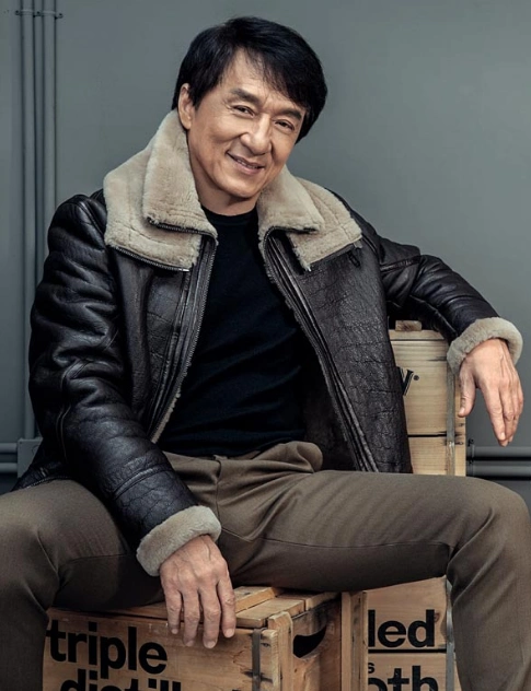 比吴绮莉大20岁,却甩她几条街!_成龙