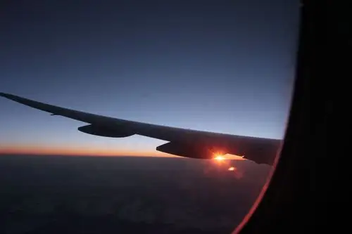 在黑夜与光明的交融的时侯,那一刻可以看到紫黑暗的黎明渐渐远去.