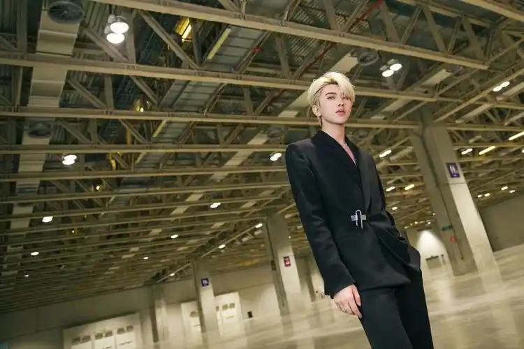 蔡徐坤壁纸:我跨过了璀璨的星河,遇见了美好的你 - 知乎