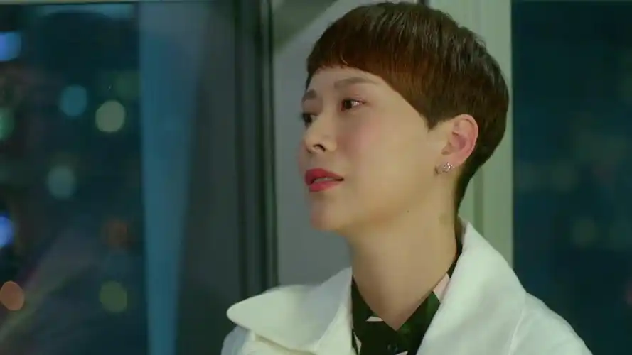 《小别离》蒂娜在房间里,对着穿不下的衣服发愁